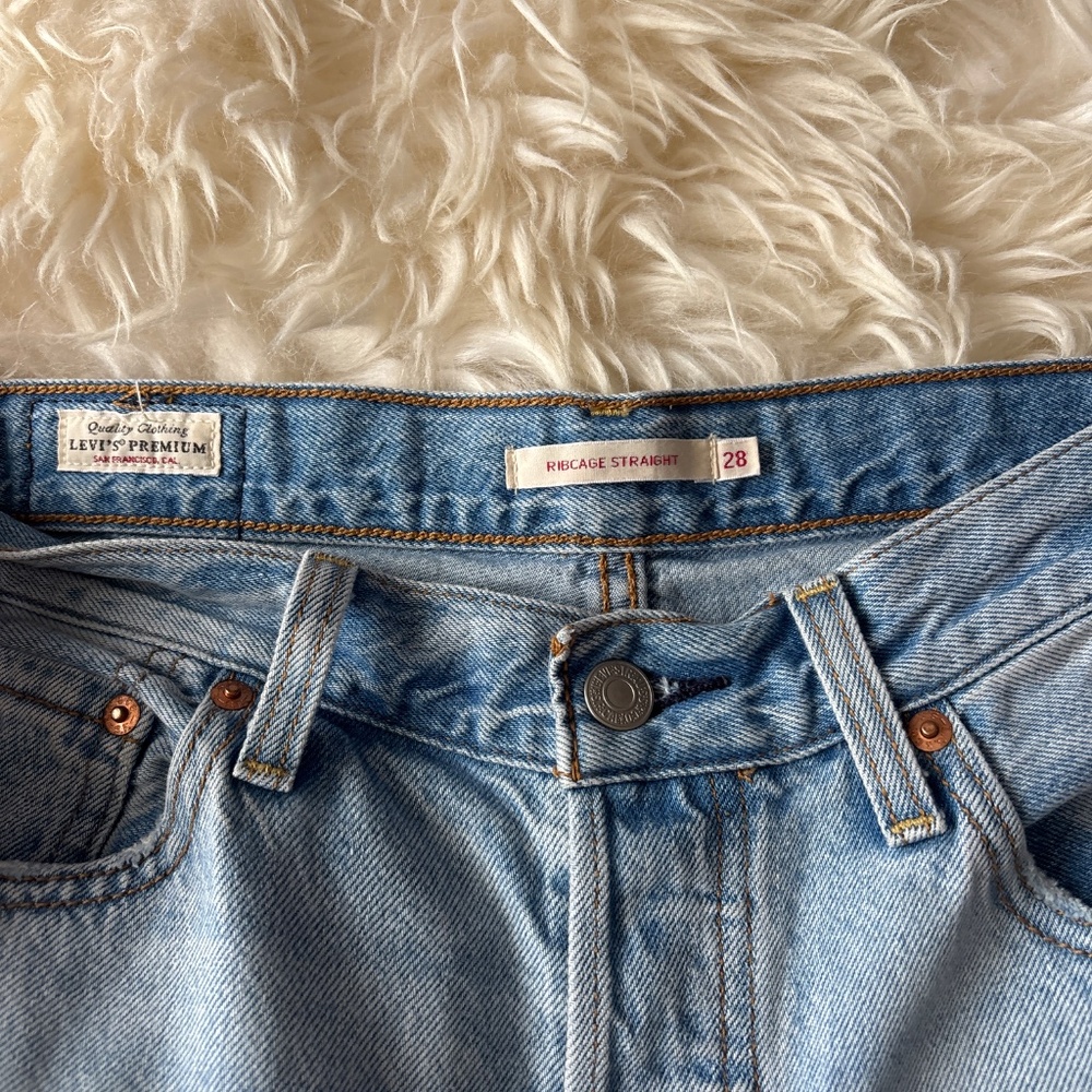 Levis Ribcage Straight 28 - Picture 2 of 6
